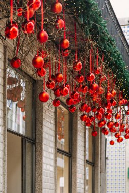 Noel ve Yeni Yıl dekore edilmiş mağaza penceresi