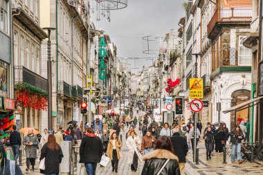 Yürüyen Noel süslü sokağa bakın Santa Catarina, Portekiz, Porto, 3 Aralık 2025