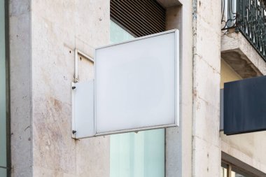 Boş beyaz tabela duvardaki gibi. Bu fotoğrafı logo modeli yapmak için kullan.