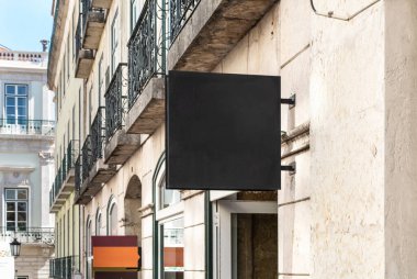 Boş siyah tabela duvardaki gibi. Bu fotoğrafı logo modeli yapmak için kullan.