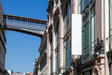 Boş tabela duvardaki gibi. Bu fotoğrafı logo modeli yapmak için kullan.