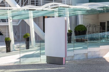 Boş beyaz sütun tabelaları sokakta taklit edilir. Bu fotoğrafı logo modeli yapmak için kullan.