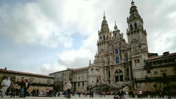 Pessoas caminhando rapidamente na praça da catedral de Santiago de Compostela, estilo de vida da cidade — Vídeo de Stock