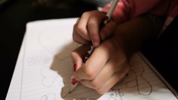 Anak perempuan menggambar tangan dengan bantuan ibunya, sekolah di rumah, pendidikan anak laki-laki keluarga — Stok Video