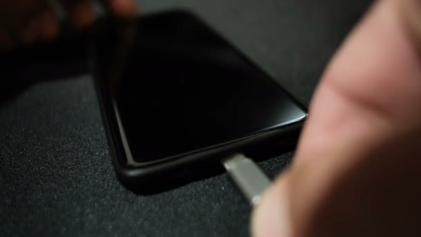 Vista ravvicinata della mano dell'uomo durante la ricarica dello smartphone utilizzando il connettore USB c, hi tech 4k — Video Stock