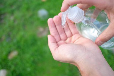 Adam dezenfektan dezenfektan, korona virüsü kovid19 salgın hastalığıyla dezenfekte ediliyor.