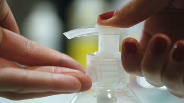 Wanita yang mencuci tangan dengan dispenser disinfektan pembersih gel alkohol, penyakit virus korona covid19 pandemic — Stok Video