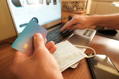  Bilgisayarda internet ödemesi için kredi kartı kullanan bir adam, teknoloji e-ticaret işi.