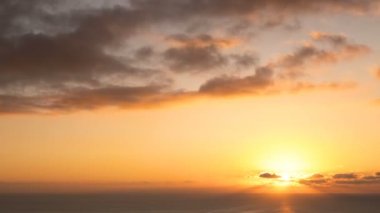 Altın turuncu deniz günbatımı gökyüzü, uçak kimyasal çizgileri, doğa taşımacılığı