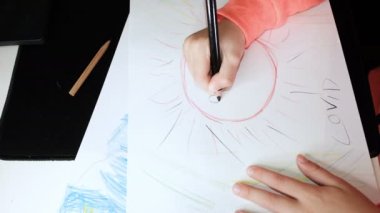 Covid 19 salgın hastalığına virüs boyası çizen çocuk okulu çocuğu el yordamı, eğitim yaratıcılığı