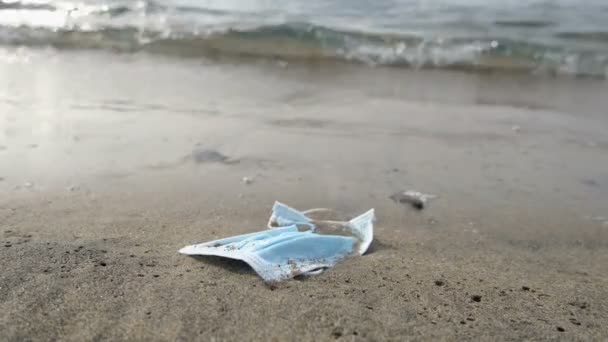 더러운 해변에 떠 있는, 흉측 한 외과용 마스크를 벗은 채, 공리 19 전 세계를 뒤덮고 있는 오염 — 비디오