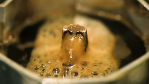 Detailed coseup view of coffee moka machine, caffeine addiction, morning breakfast — стоковое видео