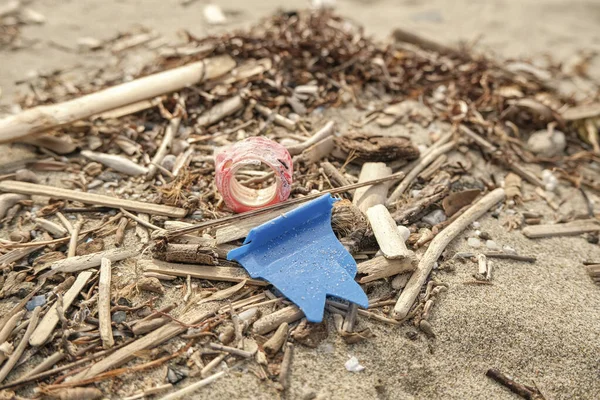 Poluição por micro plásticos no revestimento do mar arenoso, contaminação dos resíduos ambientais — Fotografia de Stock