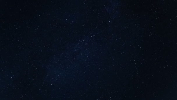 Voie lactée mouvement de la galaxie avec météore étoiles tombantes sur ciel étoilé bleu profond nuit, univers espace extérieur — Video
