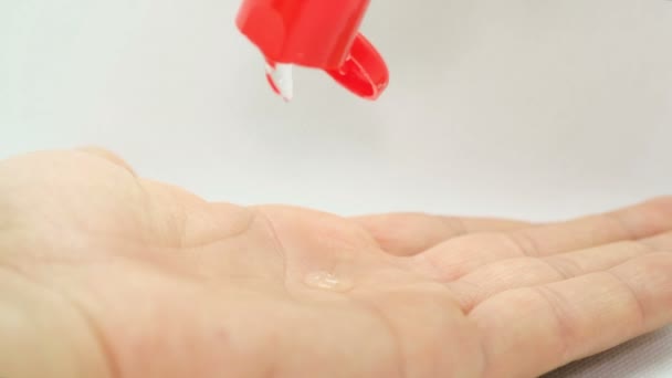 Homem isolado vista mão enquanto desinfetando com desinfetante gel alchool, covid19 vírus infecção doença controle pandêmico — Vídeo de Stock