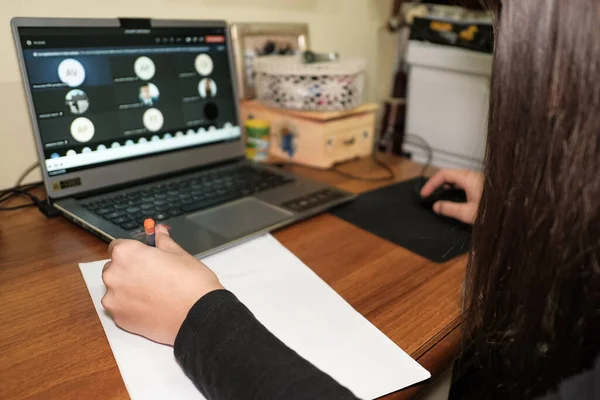 Akıllı okul videosu çekerken solak kız laptopta, covid-19 salgınında, sosyal izolasyonda