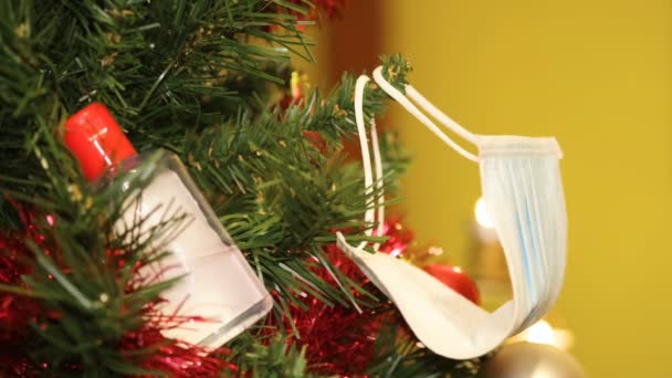 圣诞树上的防护面罩和清洁剂作为装饰，涵盖了流行性疾病 — 图库视频影像