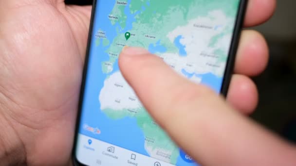 Man met behulp van smartphone google maps app voor reizen locatie zoeken, GPS — Stockvideo
