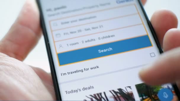 Man bladeren mobiele boeking app voor het zoeken van nieuwe reisbestemming op een smartphone — Stockvideo