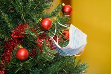 Noel ağacı süslemesinde koruyucu yüz maskesi, covid19 salgını