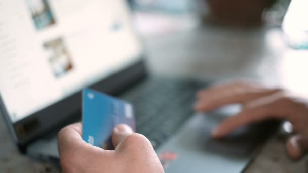 Hombre que utiliza la tarjeta de crédito para compras informales en el ordenador portátil, pago web, negocio de comercio electrónico de tecnología — Vídeo de stock