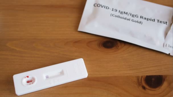 Análisis de sangre rápido de covid19, infección por sars-cov-2, detección de enfermedades pandémicas, herramientas médicas — Vídeos de Stock