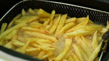 Restoran kızartma sepetinde patates kızartması, sağlıksız fast food hazırlama.