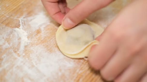 Женские руки, пока пекут кондитерские изделия на кухне, домашняя выпечка, изоляция — стоковое видео