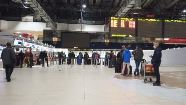 People in line for boarding on empty airport terminal,covid19 pandemic transport — Stok video