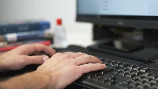 Homem usando pc para trabalho inteligente de casa, estilo de vida de tecnologia de negócios — Vídeo de Stock