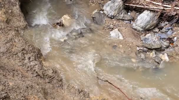 Řeka povodeň špinavé vody pohyb po masivní dešťové bouři, změna klimatu, přírodní katastrofy, věda — Stock video