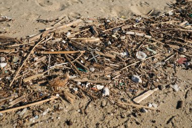 Kirli deniz kıyısındaki mikro plastik kirliliği, çevresel atık kirliliği