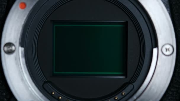 Visualizzazione ravvicinata dell'otturatore del sensore della fotocamera al rallentatore, sistema di tecnologia mirrorless — Video Stock