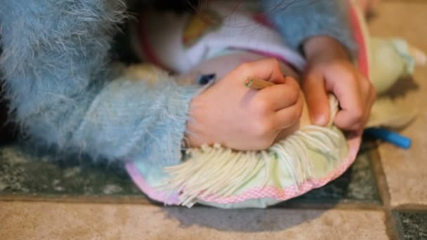 Pequena criança filha brincar com boneca compõem em casa, infância estilo de vida familiar — Vídeo de Stock