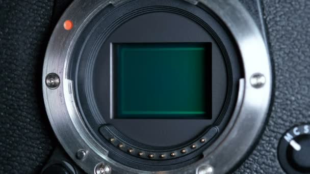 Vista de cerca del mecanismo de movimiento del obturador del sensor de cámara, sistema de tecnología sin espejo — Vídeo de stock