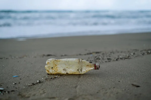 Dirty Resíduos de garrafas de plástico abbandoned no ecossistema da costa do mar, contaminação ambiental — Fotografia de Stock