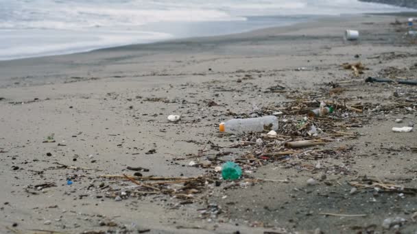 Bouteilles et conteneurs en plastique déchets sur la côte de la mer océan, écosystème de plage polluée 4k — Video