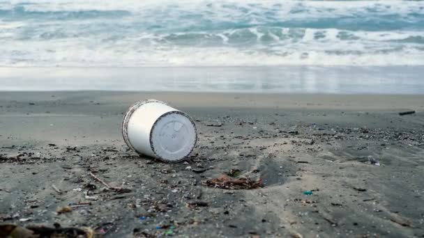 폭풍우가 치는 해안의 플라스틱 용기 폐기물과 타르 오염, 환경 오염 — 비디오