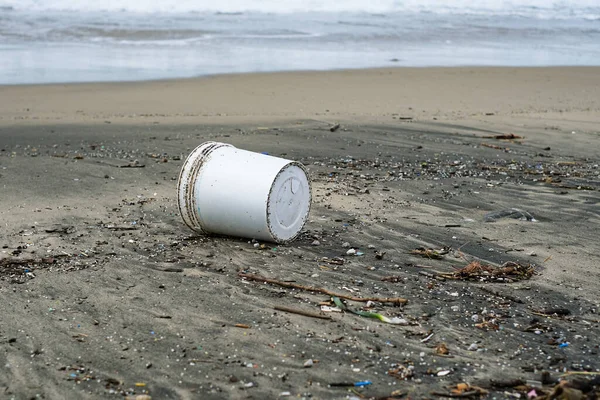 Resíduos de contentores de plástico e poluição do alcatrão na costa marítima tempestuosa, contaminação dos resíduos ambientais — Fotografia de Stock