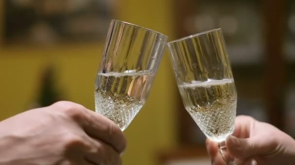 Folk skålar mousserande vita vinglas för välgångsönskningar händelse, glad dricka vän — Stockvideo