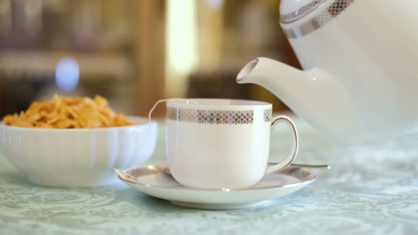 Preparación del té desayuno por la mañana, alimentación saludable estilo de vida casero diario — Vídeo de stock