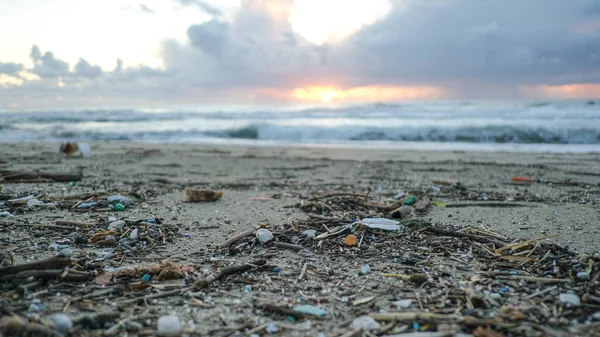 Micro particules plastiques pollution sur la côte maritime sale, heure du coucher du soleil, rapport sur les déchets environnementaux — Photo