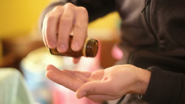 Homem tomando pílulas de medicina para tratamento caseiro doença diária, estilo de vida saudável — Vídeo de Stock