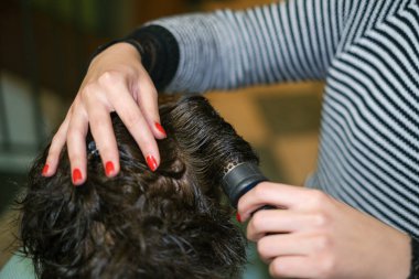 Kuaför kadın iş yerinde saç kurutma müşterisi, ev güzelliği tedavisi