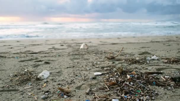 Micro particules plastiques pollution sur la côte maritime sale, heure du coucher du soleil, rapport sur les déchets environnementaux — Video