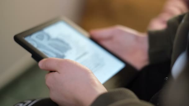 Παιδί του σχολείου που χρησιμοποιεί το ψηφιακό αναγνώστη ebook στο σπίτι, νέα τεχνολογία ανάγνωσης βιβλίων — Αρχείο Βίντεο