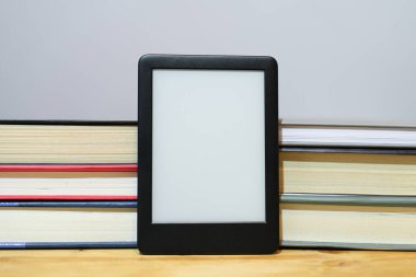 Klasik kağıt kitap geçmişi olan dijital e-kitap okuyucusu, yeni bilgi teknolojileri 