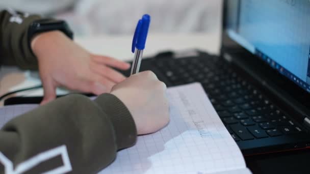 Школьник проводит уроки домашней математики на ноутбуке, дистанционном образовании — стоковое видео