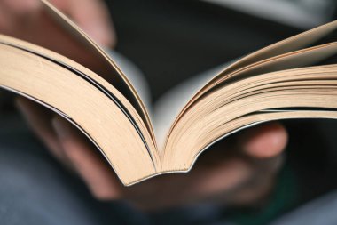 Adam boş zamanlarında kitap okurken kapatır, bilgi çalışması kilit altında, ev hayatı rahat