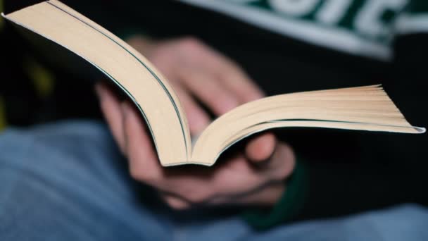 Férfi közelről olvasás közben könyv szabadidő, tudás tanulmány lezárva, otthon pihenni életmód — Stock videók